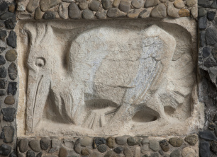 Figurenrelief "Der Märchenvogel" (Pelikan) am Bacchusbrunnen